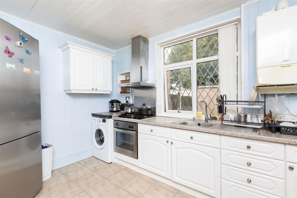 Property photo 3 of 21 Kitchen