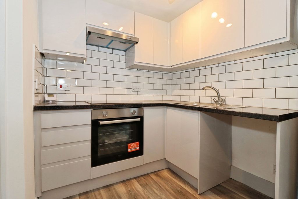 Property photo 3 of 19 Kitchen