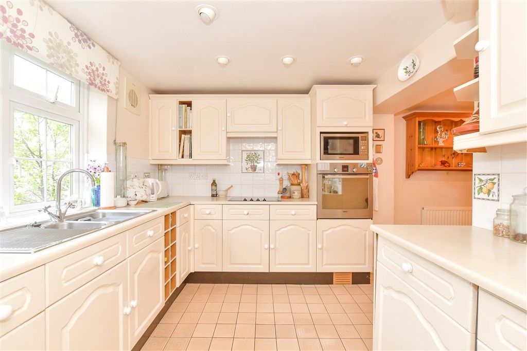 Property photo 3 of 17 Kitchen