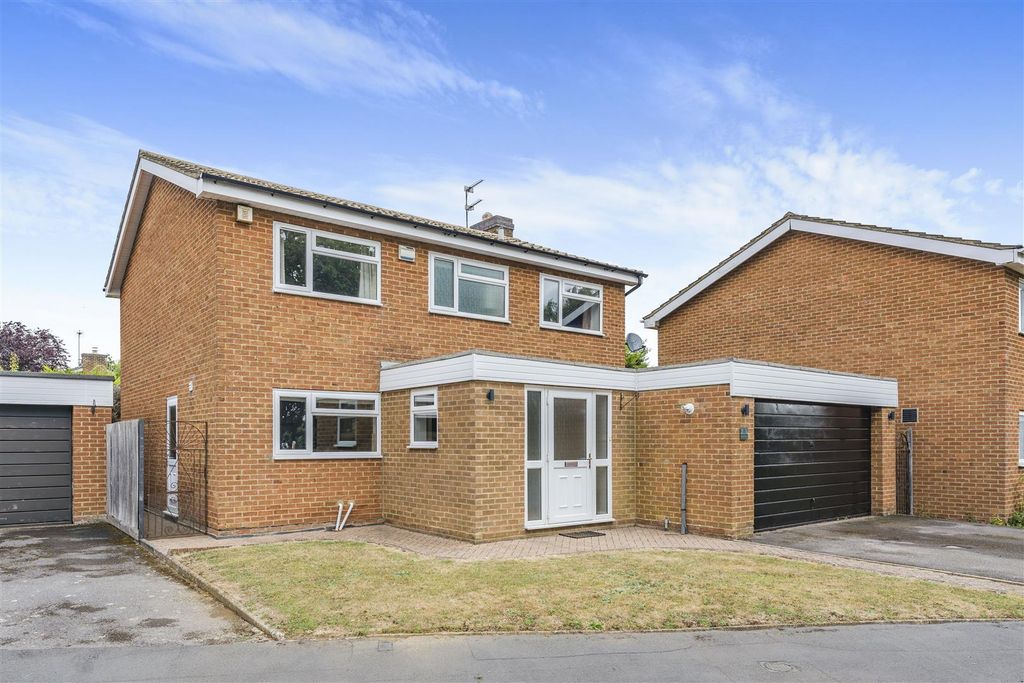 Property photo 1 of 17 8 Wheatley Close, Banbury-2.Jpg