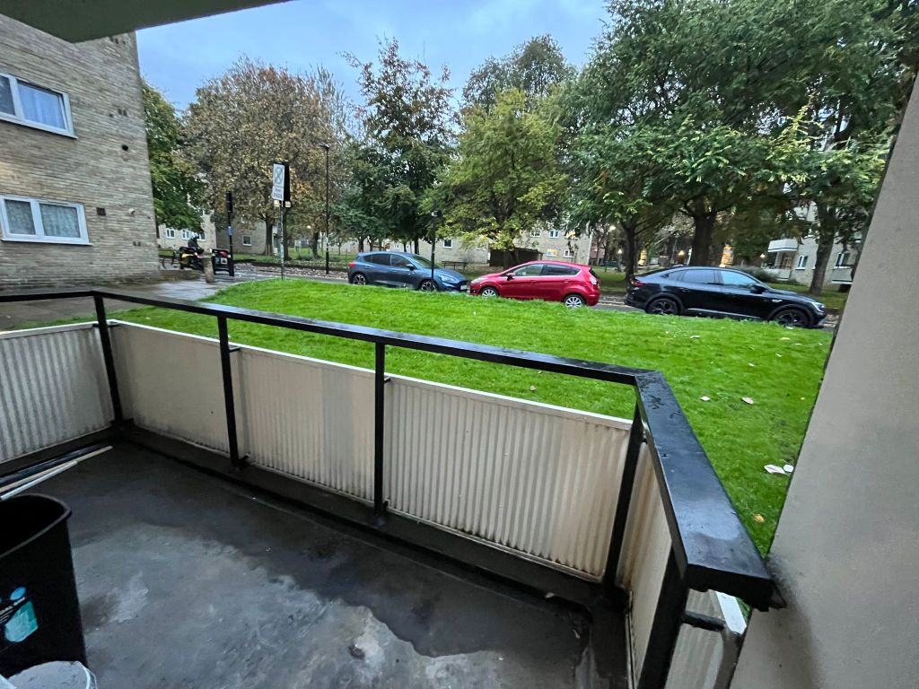 Property photo 3 of 10 Room 3- £800 Available From 01/05/2026