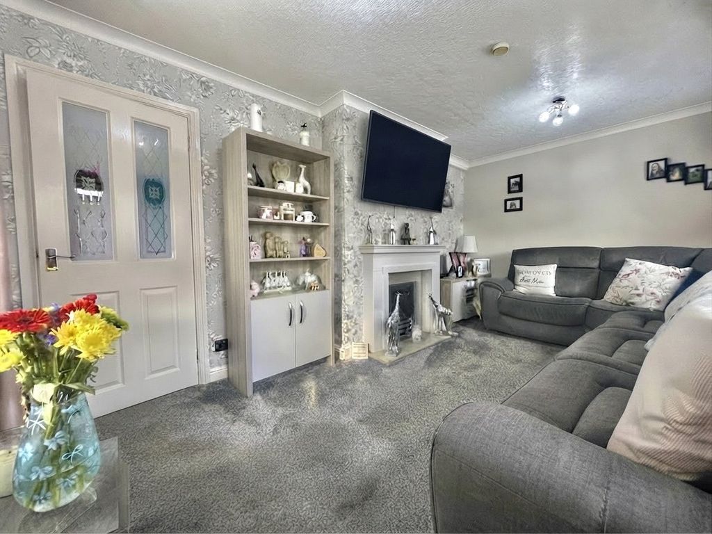 Property photo 3 of 17 Lounge