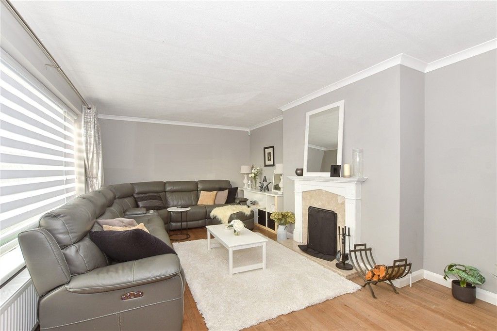 Property photo 2 of 21 Lounge.