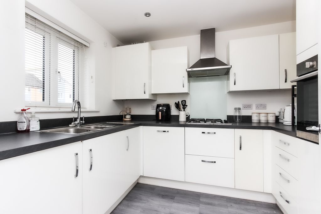 Property photo 2 of 10 Kitchen