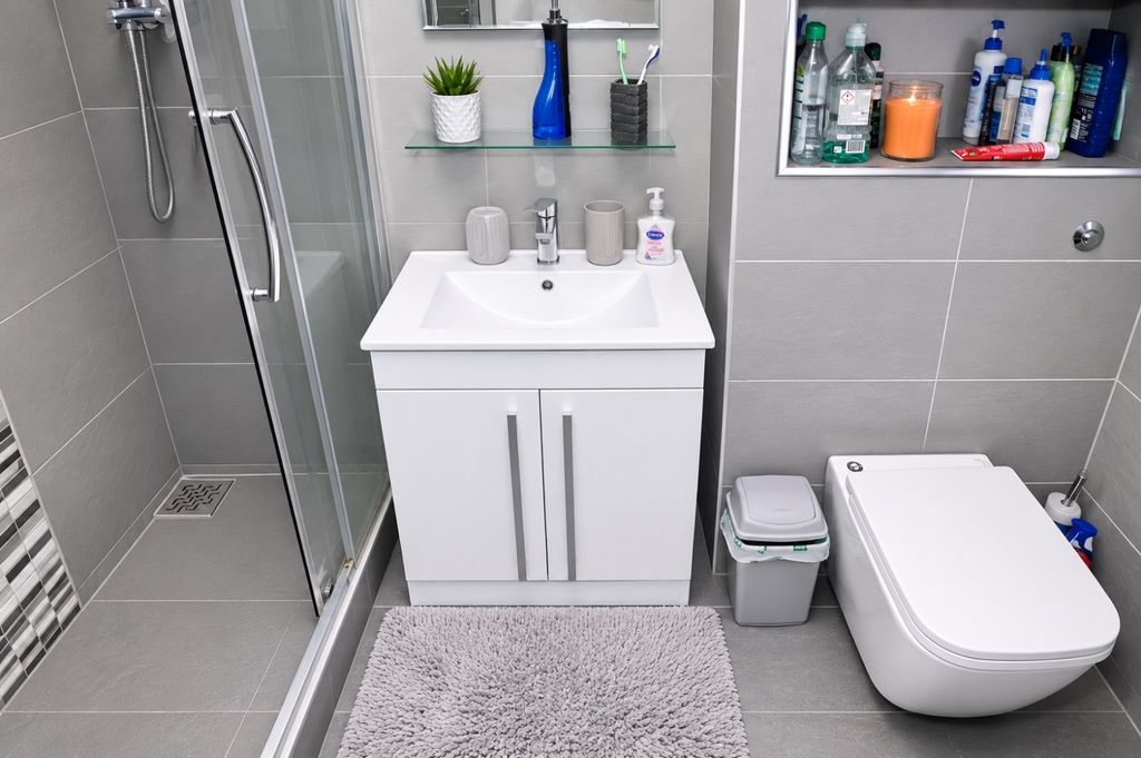 Property photo 2 of 10 Family Bathroom