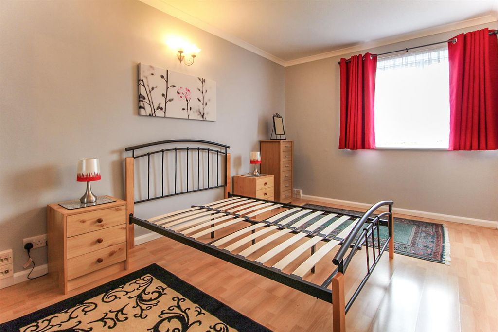 Property photo 3 of 8 Bed 1.Jpg