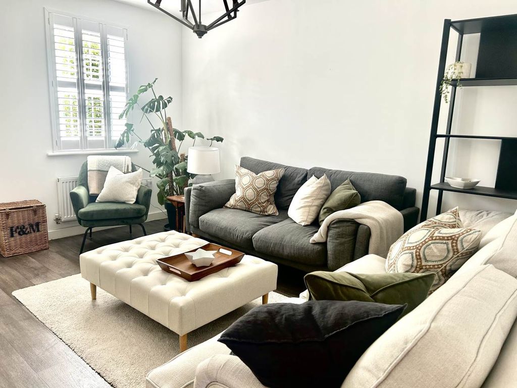 Property photo 3 of 18 Lounge