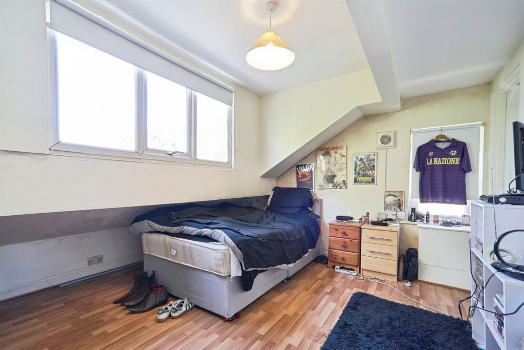 Property photo 2 of 27