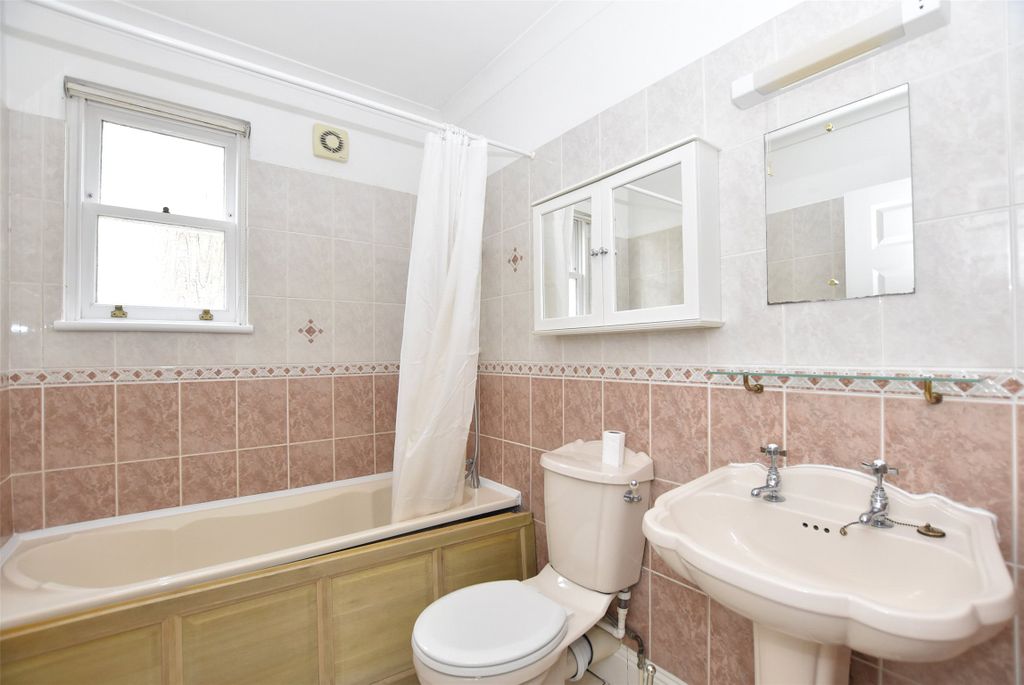 Property photo 3 of 8 En-Suit Bathroom