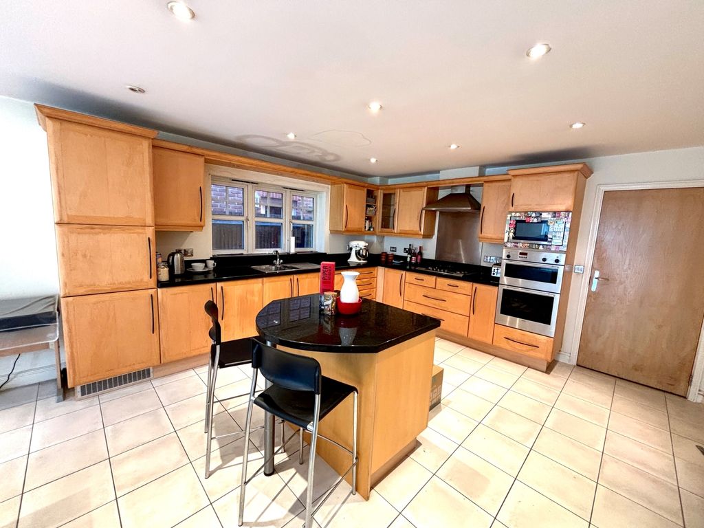 Property photo 3 of 14 Kitchen