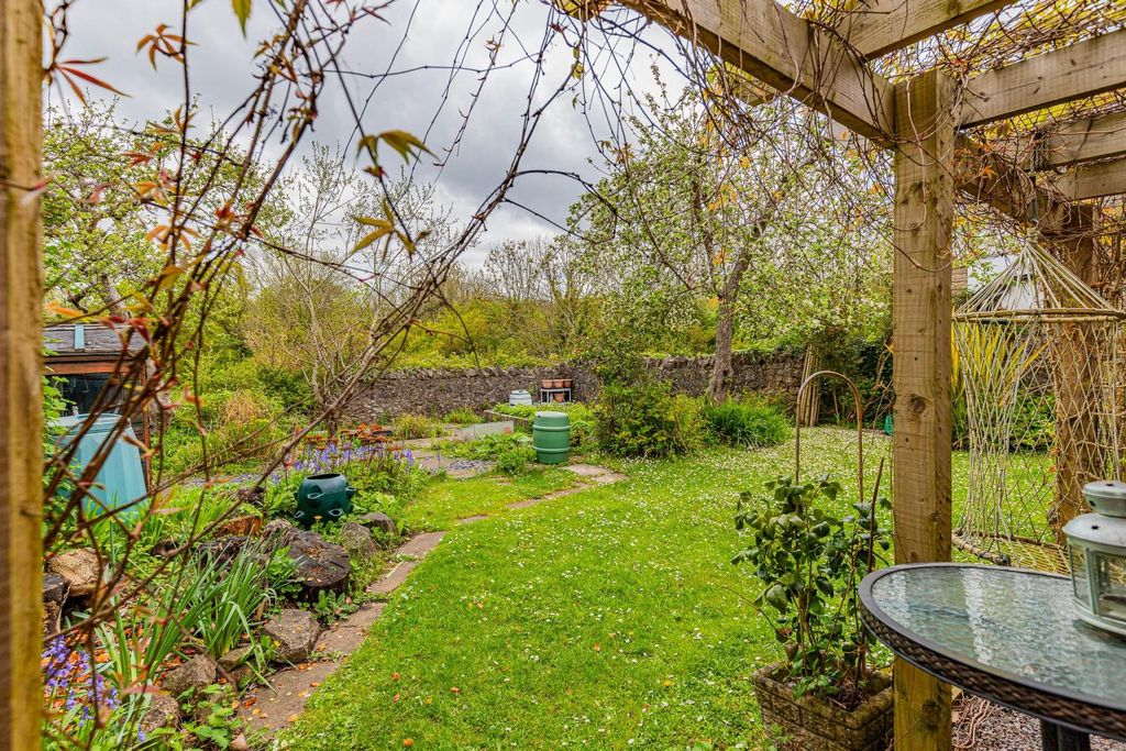 Property photo 3 of 29 Garden