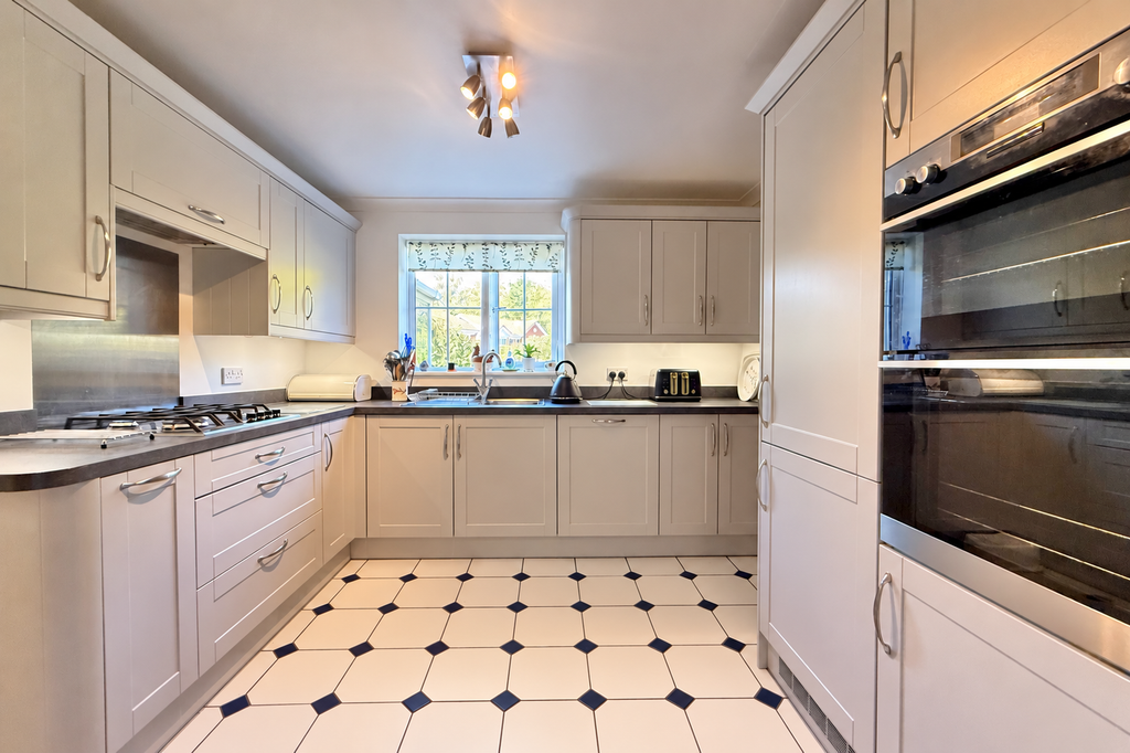 Property photo 2 of 19 Kitchen