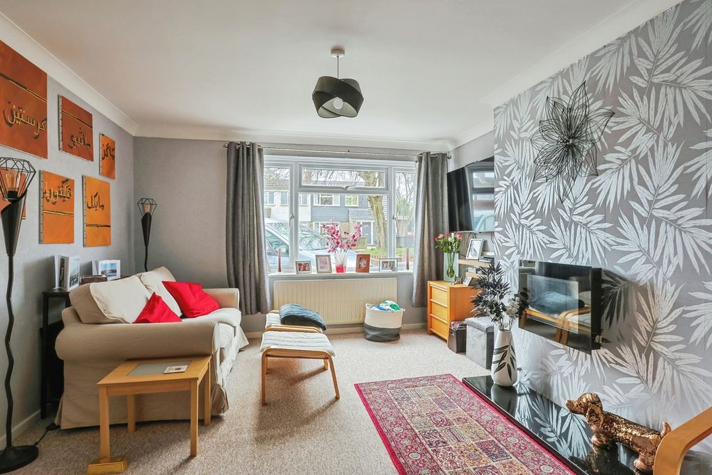 Property photo 3 of 19 Lounge