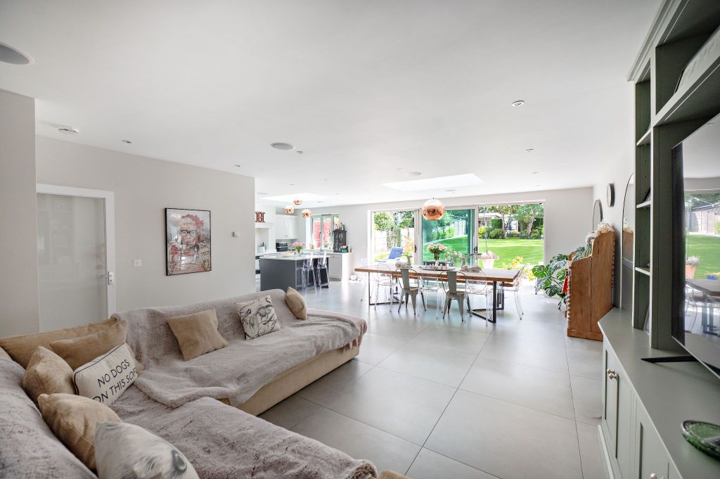 Property photo 3 of 26 Photograph 6