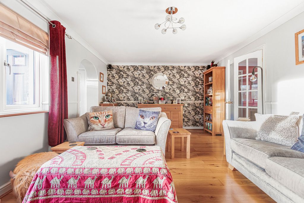 Property photo 3 of 27