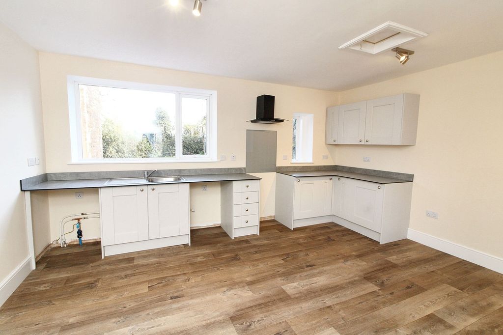 Property photo 2 of 19 Kitchen