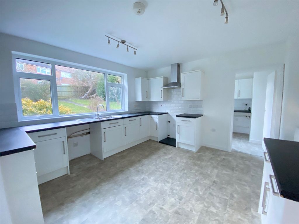 Property photo 3 of 10 Kitchen