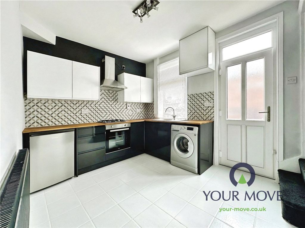 Property photo 3 of 11 Kitchen