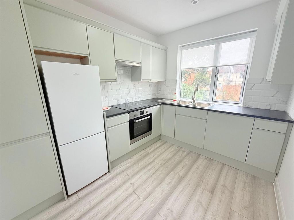 Property photo 2 of 10 Kitchen