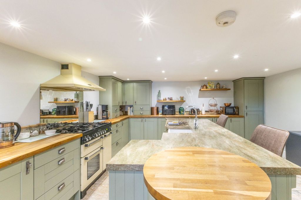 Property photo 2 of 43