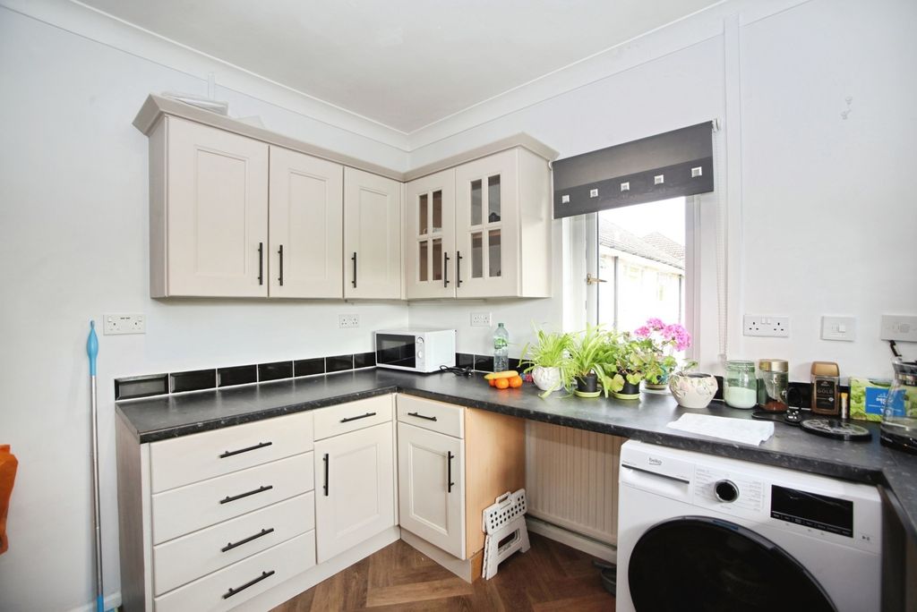 Property photo 3 of 12 Kitchen