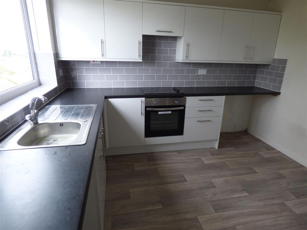 Property photo 2 of 9 6 Jill-Lain Crt - Kitch1.Jpg