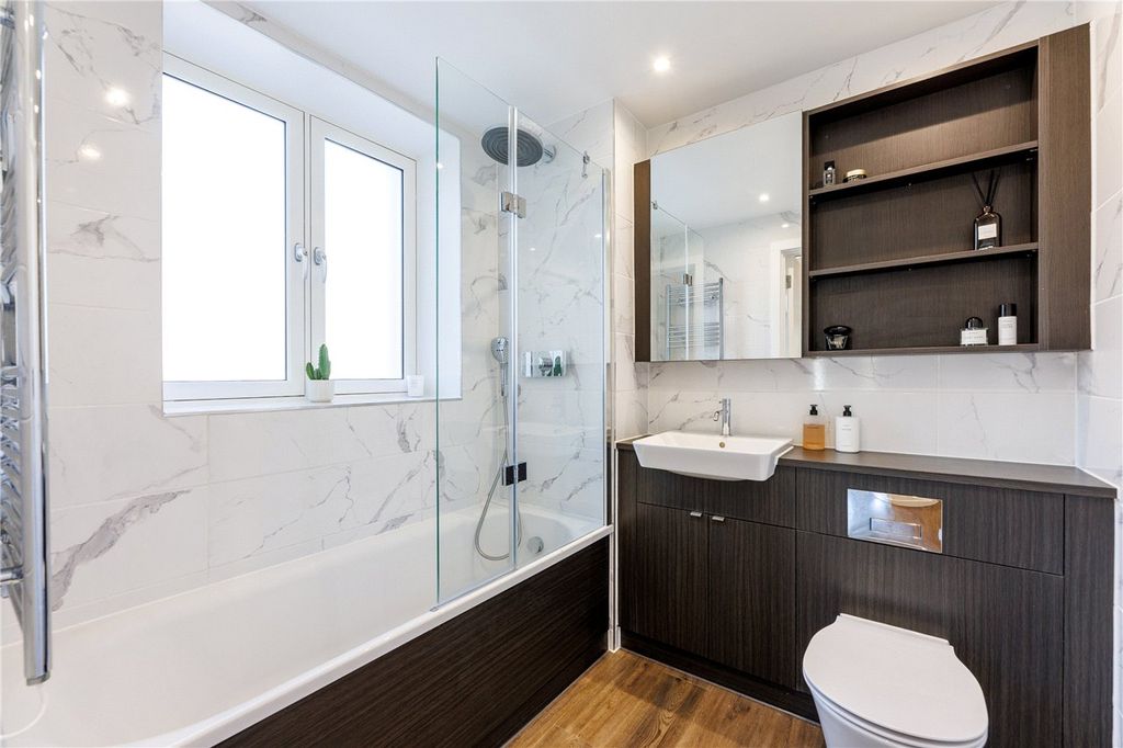 Property photo 2 of 10 Bathroom