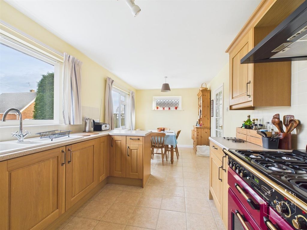 Property photo 3 of 19 Kitchen