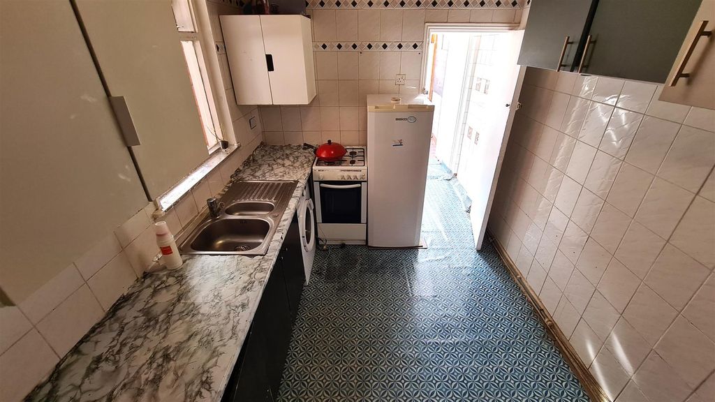 Property photo 3 of 14 Kitchen