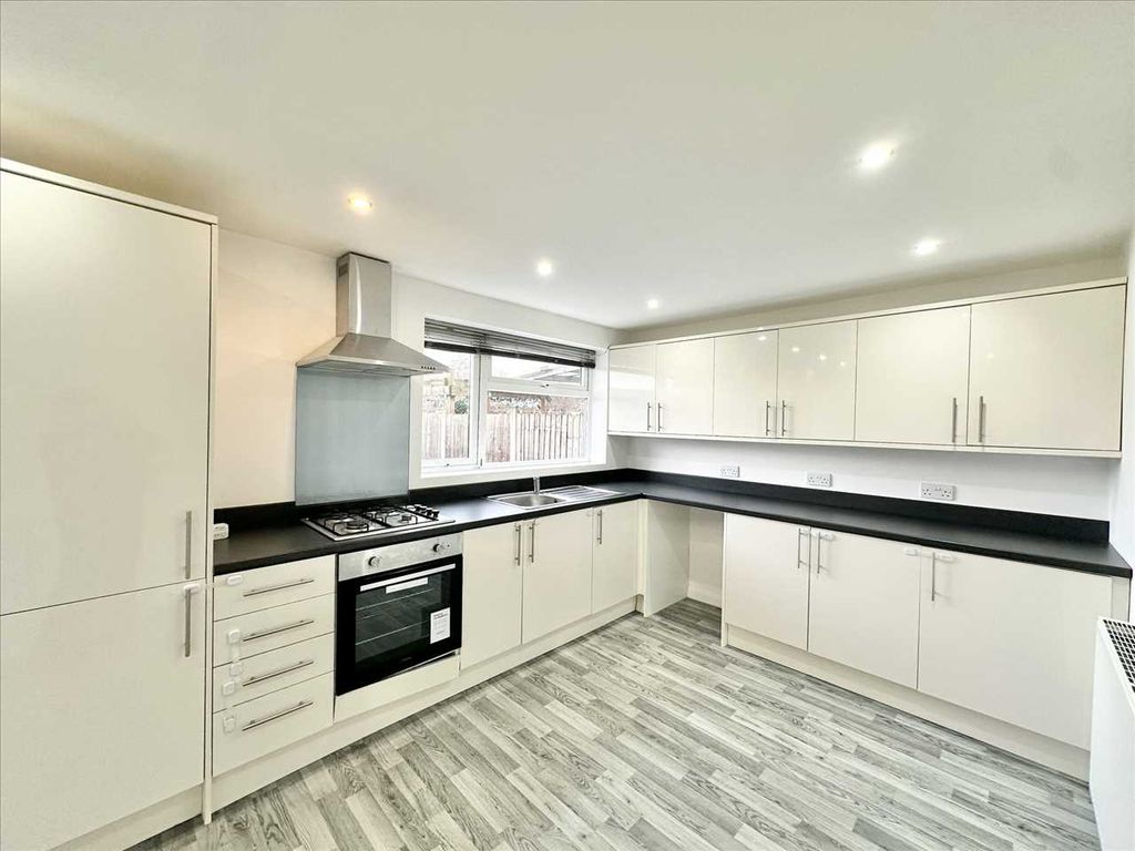 Property photo 2 of 27