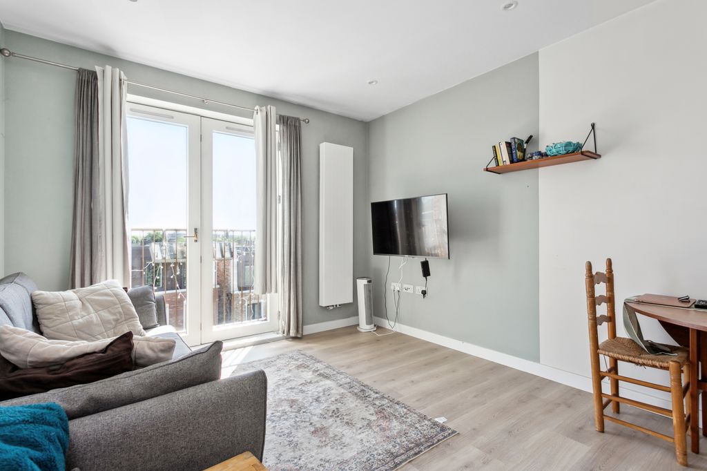 Property photo 3 of 15 140520255_Wwhrs_Flat 24 Kernal House 19 Apple Tree