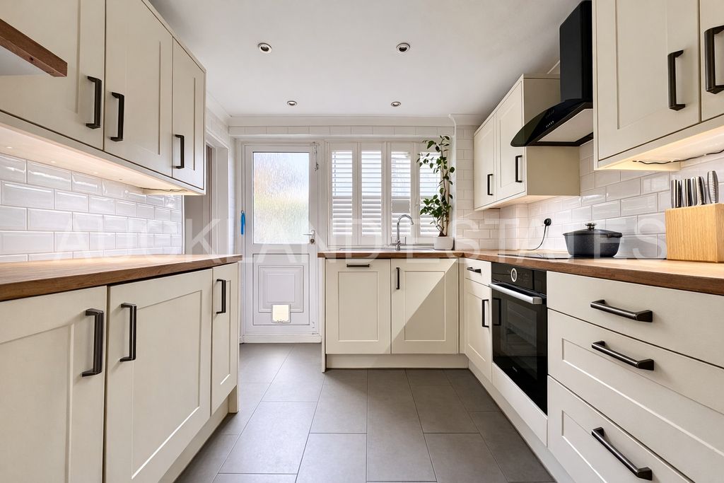 Property photo 3 of 14 Image00007