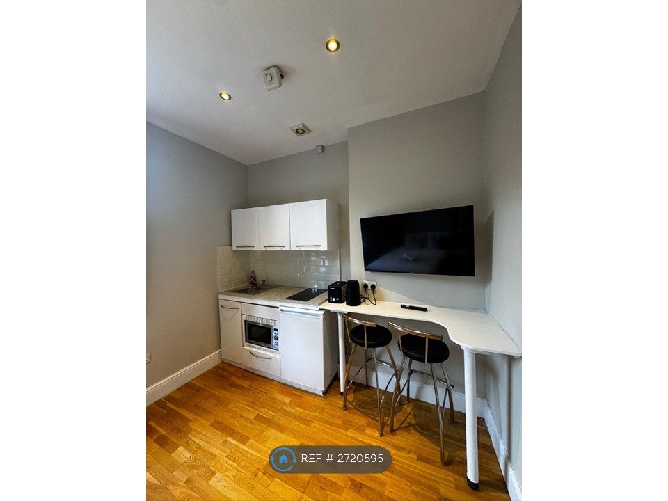 Property photo 3 of 6 Kitchen