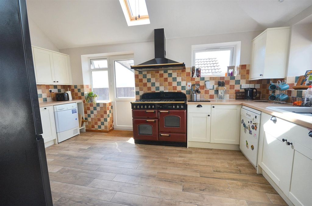Property photo 3 of 14 Kitchen
