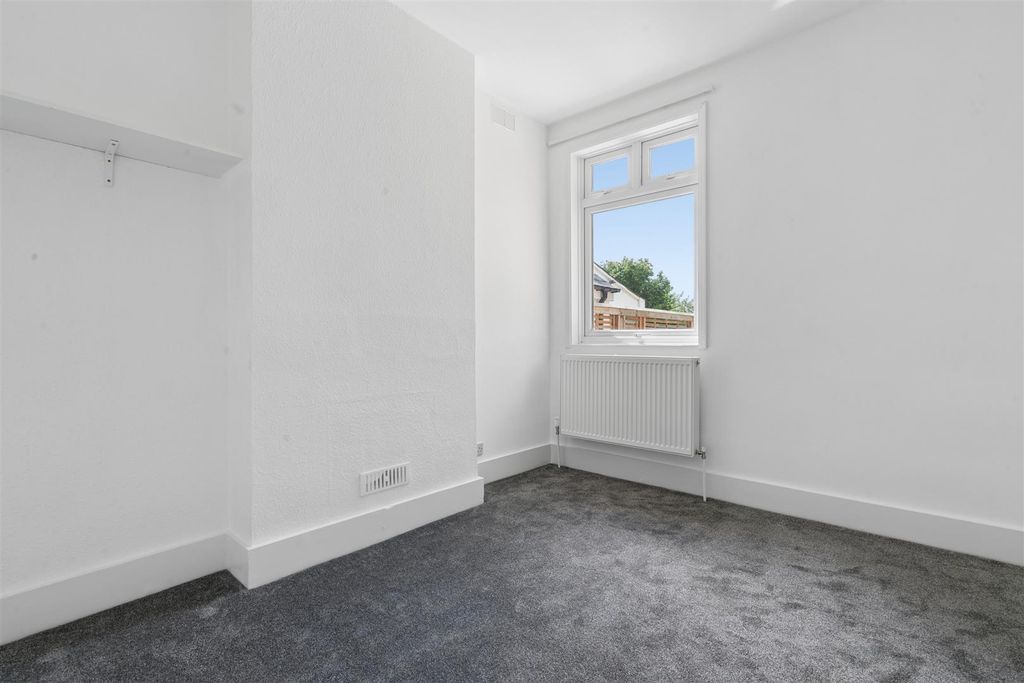Property photo 3 of 11 Fairlawn Road Sw19 Bedroom 1
