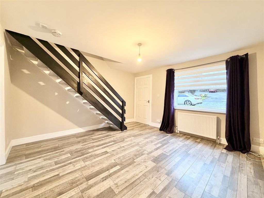 Property photo 3 of 16 Lounge