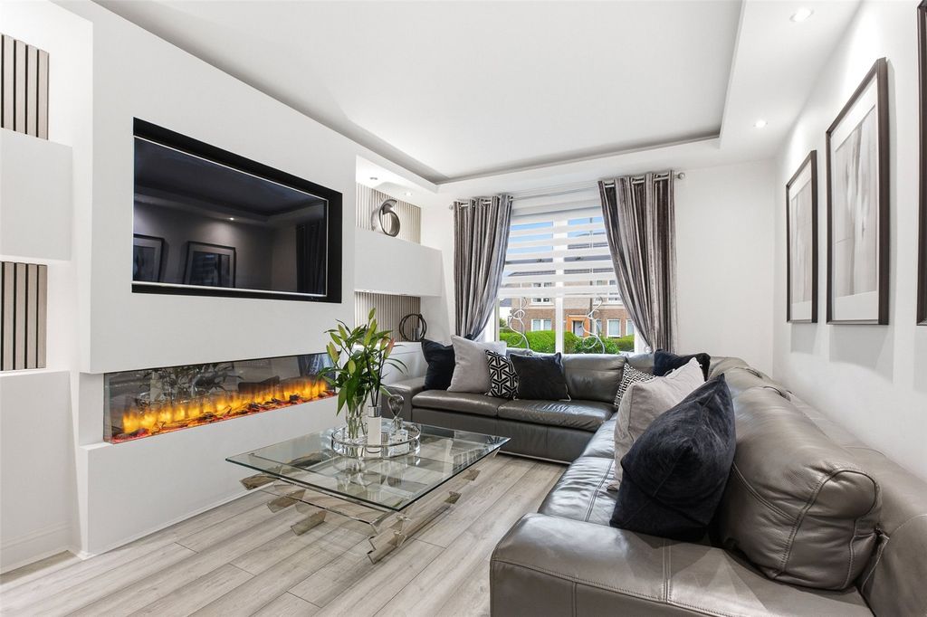 Property photo 2 of 15 Lounge