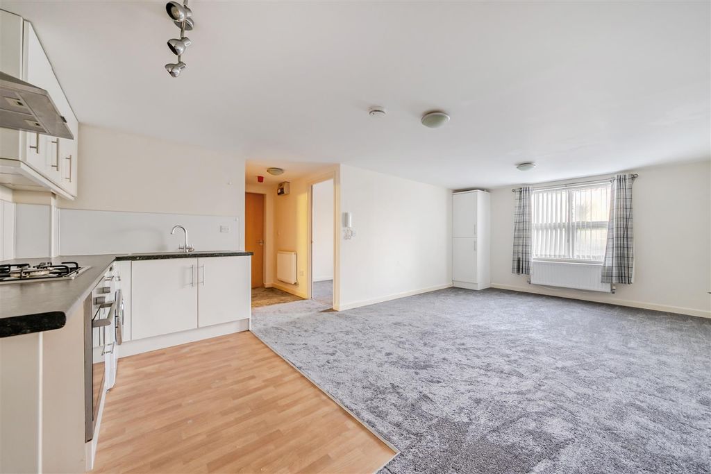 Property photo 2 of 11 Kitchen/Lounge/Diner