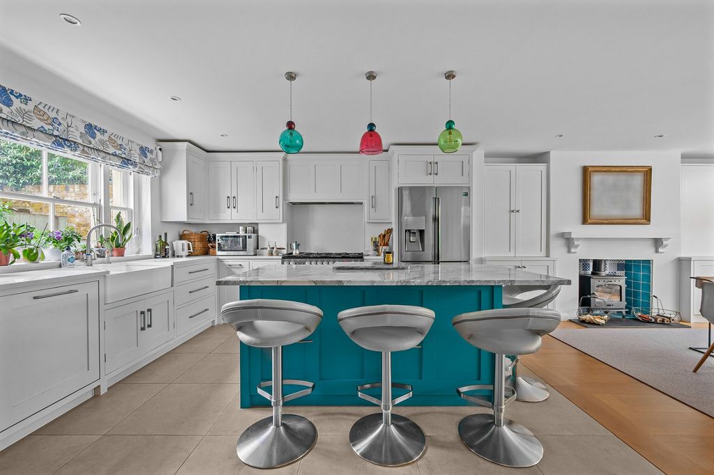 Property photo 2 of 25