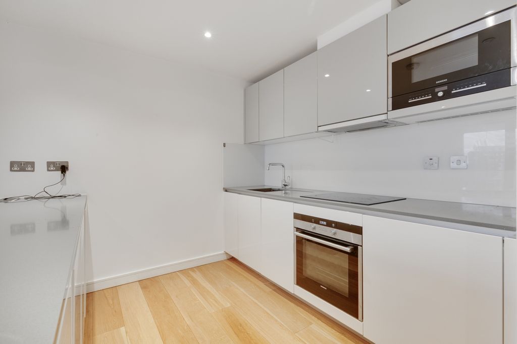 Property photo 2 of 13 Regents Wharf