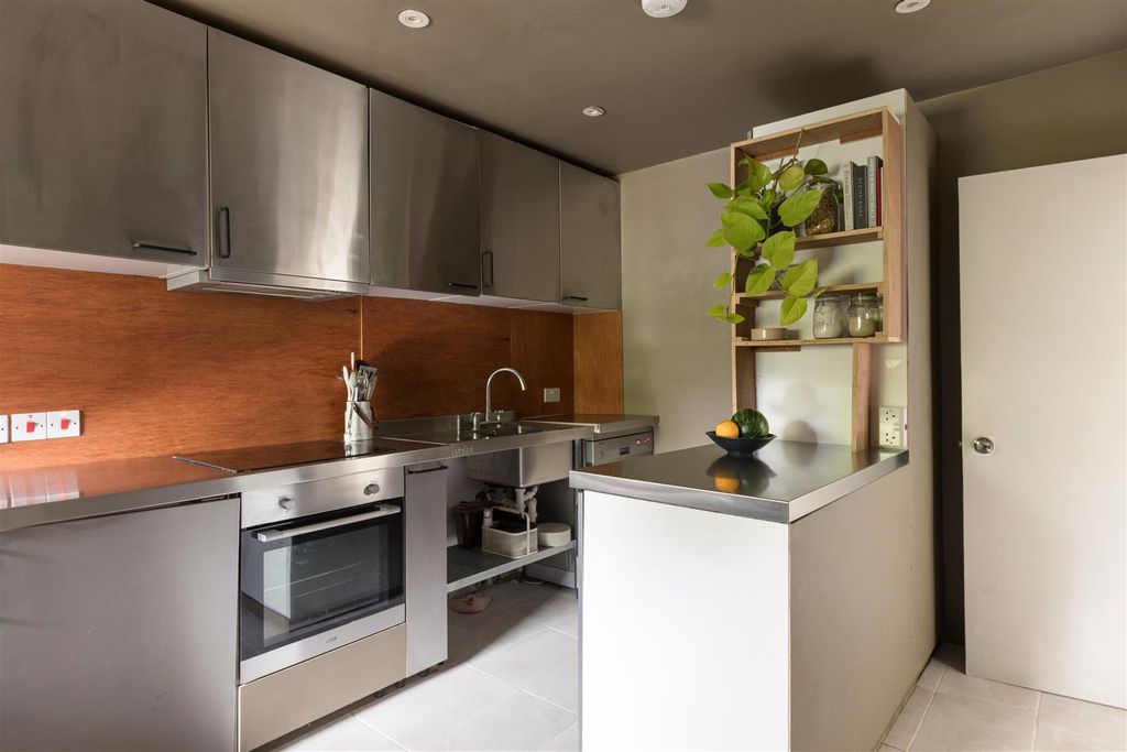 Property photo 3 of 33 Abbotts Park Road, E10