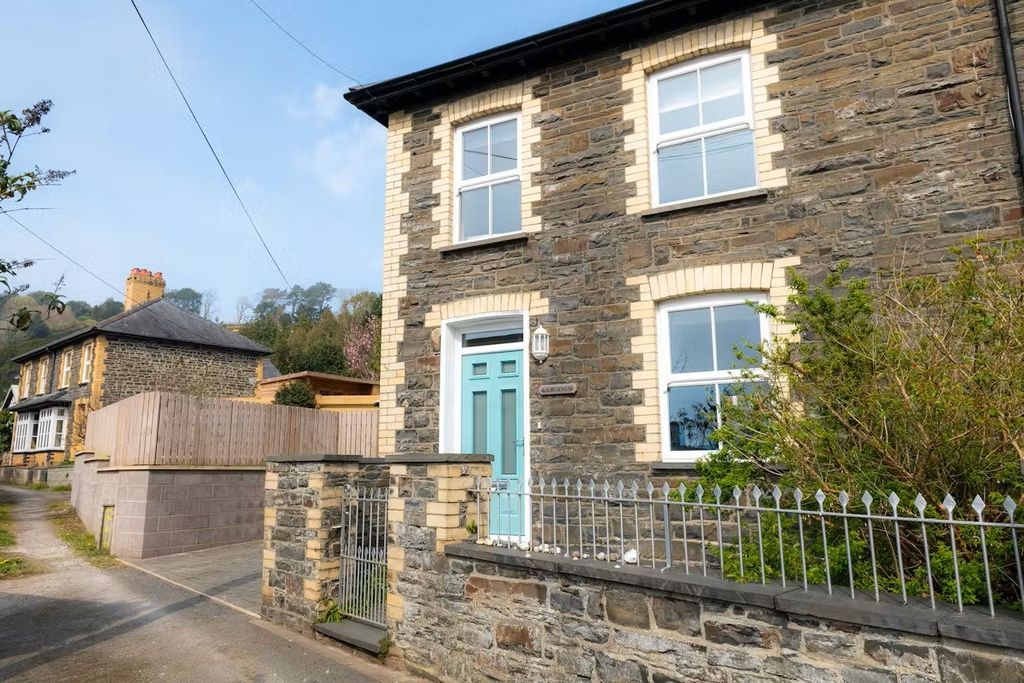 Property photo 1 of 9 2Â Bedroom Semi Detached For Rent