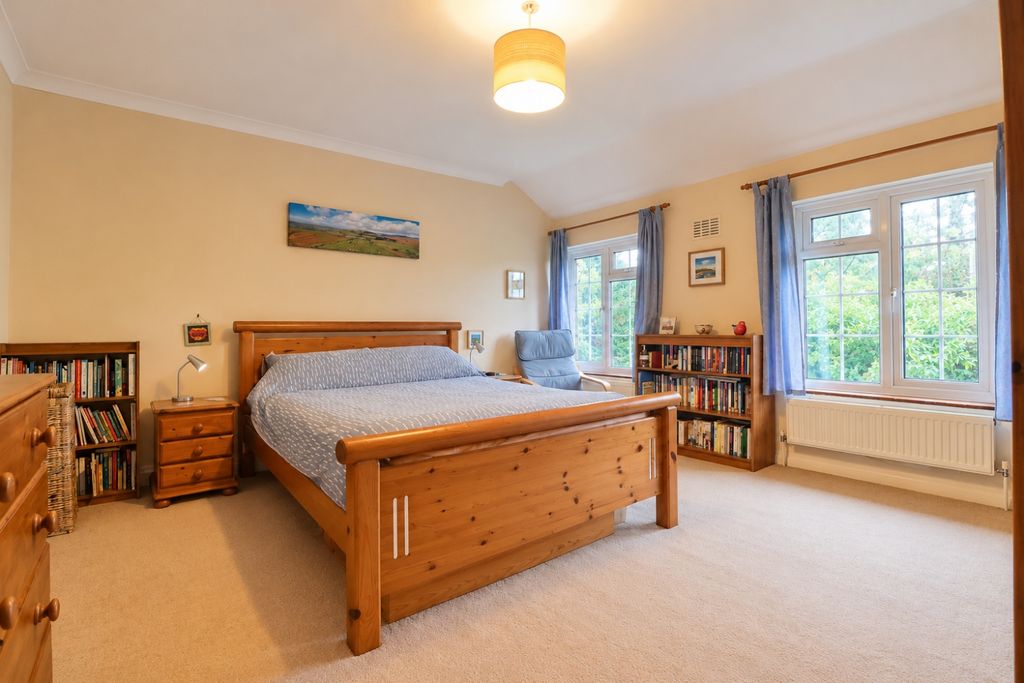 Property photo 3 of 17 Cosy Pine Bedroom With Garden Views