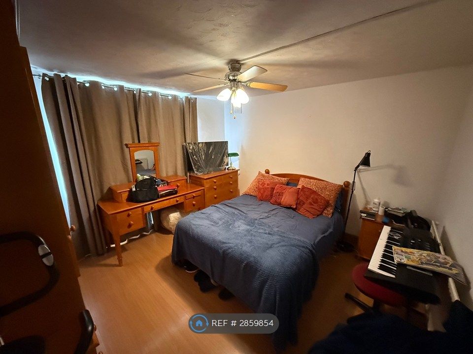 Property photo 3 of 16 The Master Bedroom (Before Refurb)