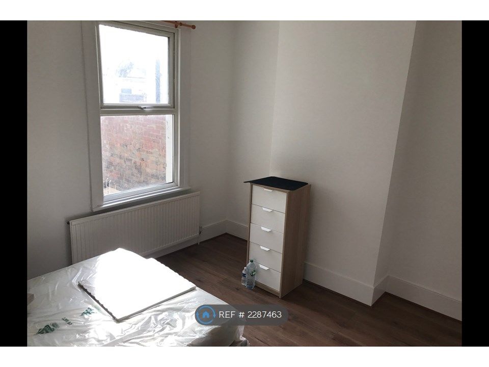 Property photo 2 of 10 Bedroom 1