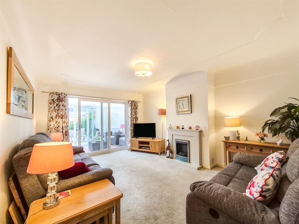 Property photo 3 of 23 Lounge