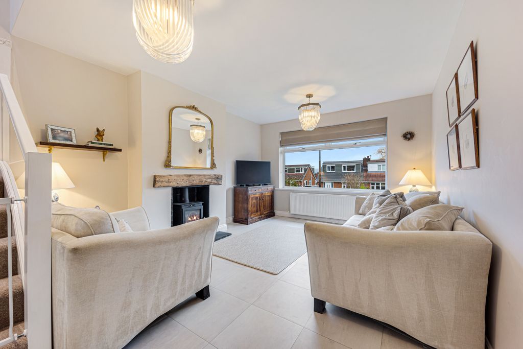 Property photo 3 of 12 Lounge