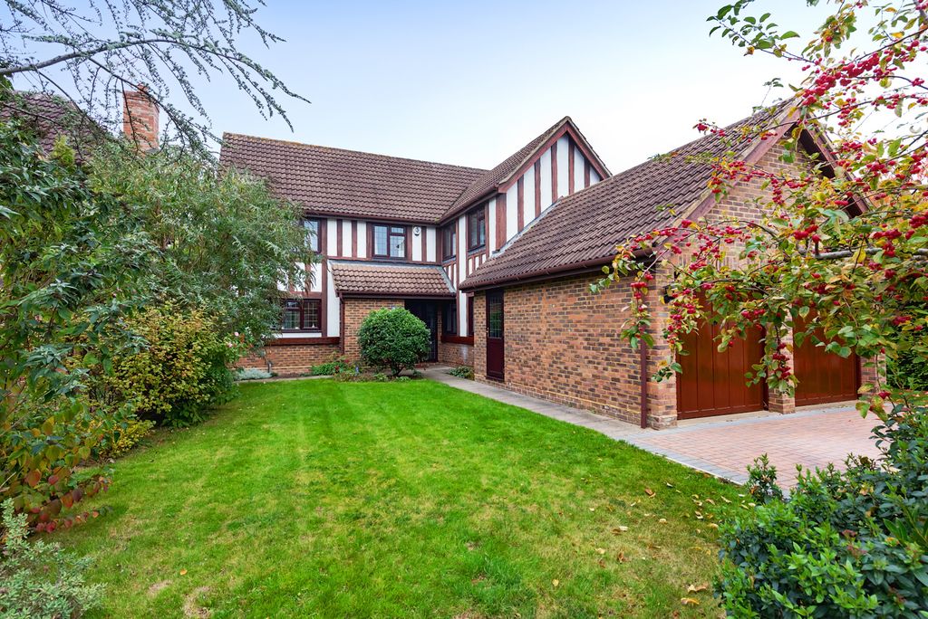 Property photo 1 of 16 28 Raeburn Way (9)