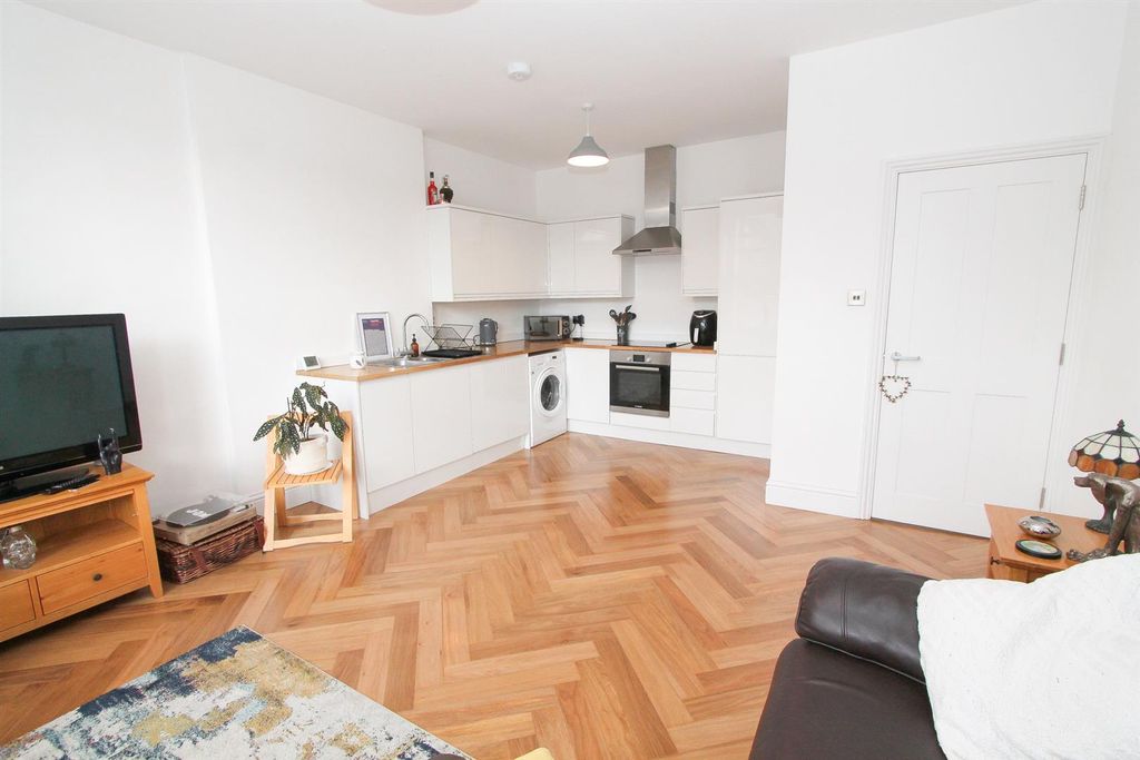 Property photo 2 of 9 Lounge B.Jpg