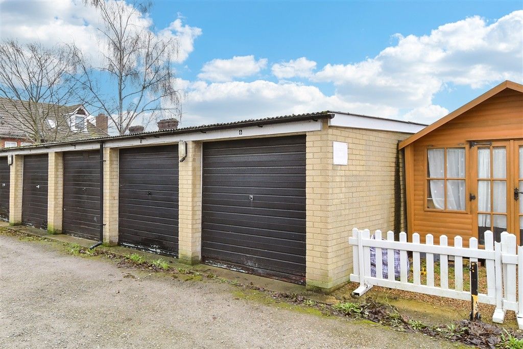Property photo 2 of 9 Garage